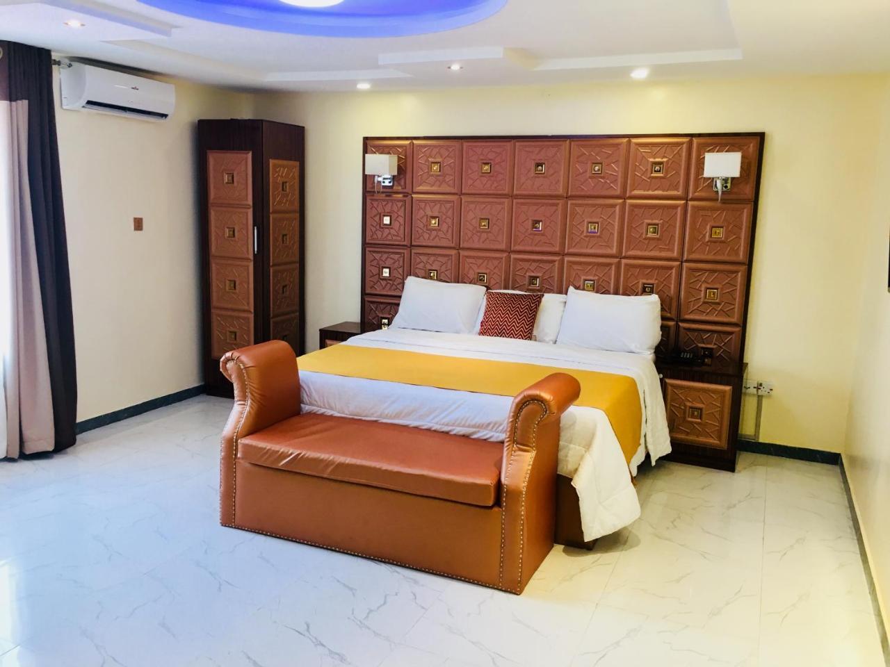 Double M Exquisite Suites And Lounge Lekki Ogombo Eksteriør bilde